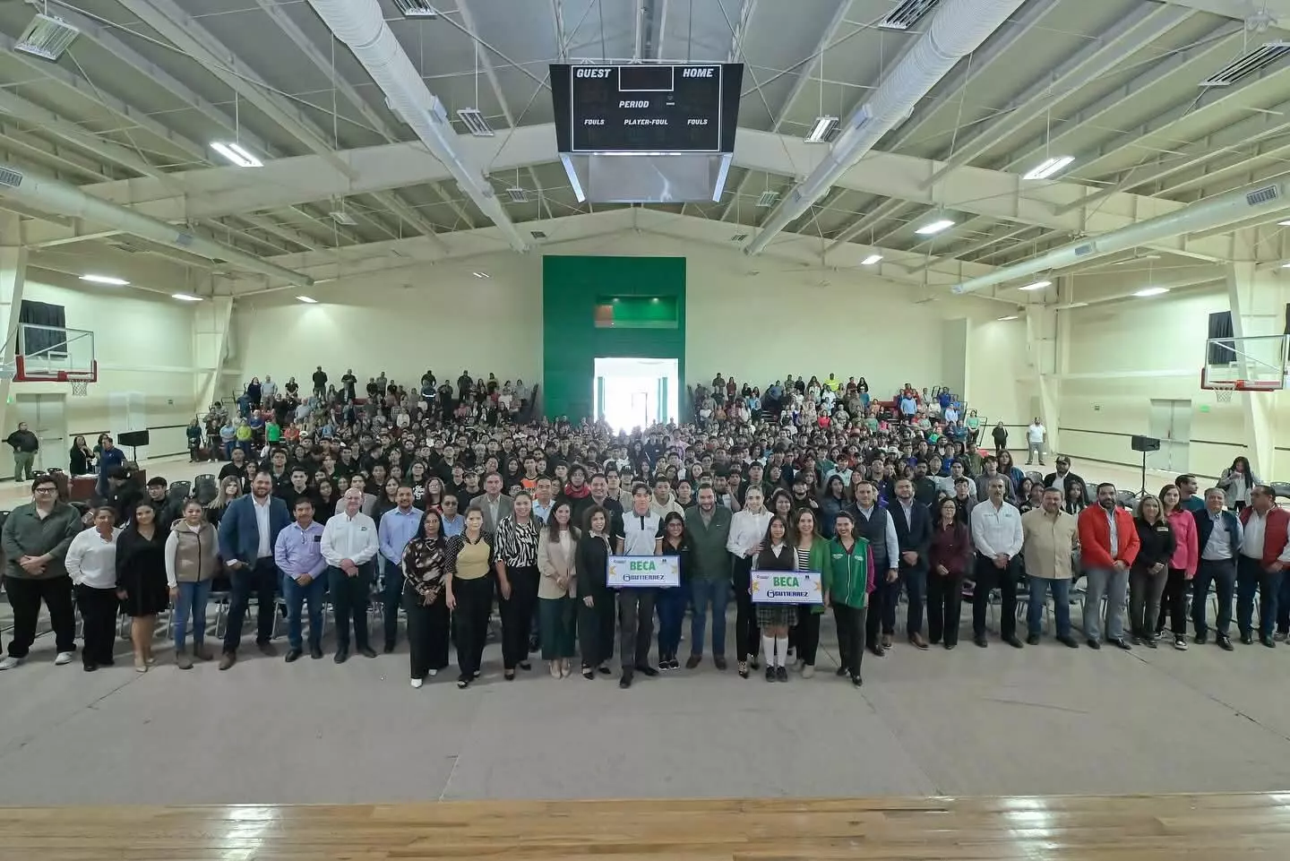  El alcalde Carlos Fernando Villarreal Pérez, junto con Aracely Gutiérrez Salinas, directora de Super Gutiérrez, realizó la entrega de becas del p