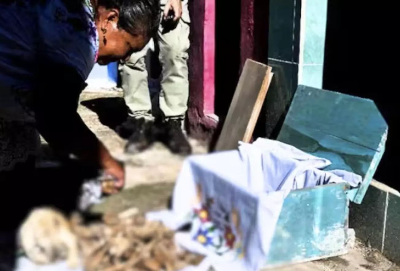 Cada año, las familias exhuman y limpian con esmero a sus seres queridos