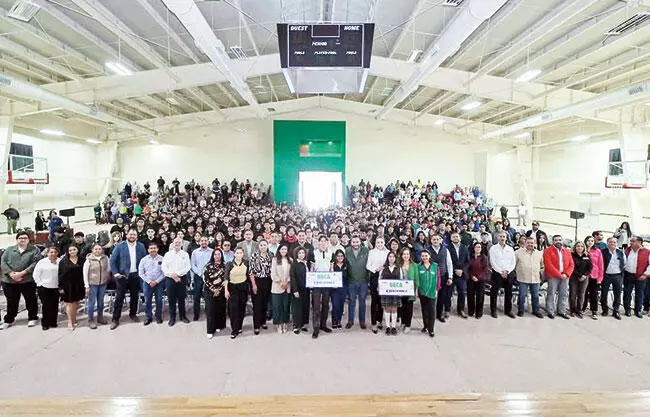 Las becas beneficiarán a estudiantes de alto rendimiento académico y liderazgo de universidades y preparatorias de Monclova