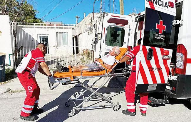 Un septuagenario terminó hospitalizado en la sala de Urgencias de la Clínica 7 del IMSS, al sufrir severas heridas luego de caer de su propia altura