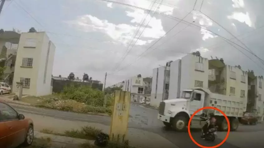 Una cámara de seguridad ubicada a escasos metros del lugar del accidente registró el instante preciso del terrible accidente y el estruendo provocad