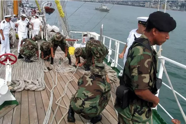 Marina localizó embarcación, proveniente de frontera con Chiapas, en la que fueron rescatados 27 menores de edad y un adulto.