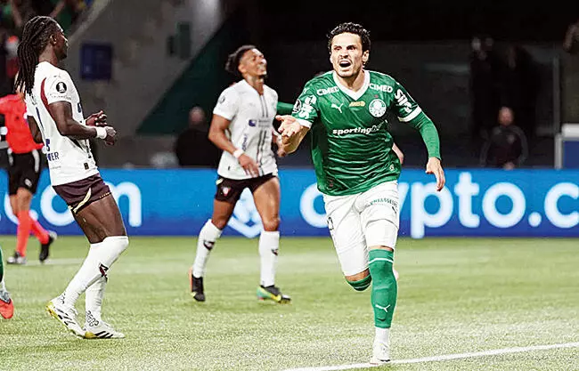 Con un gol de penal de Raphael Veiga a ocho minutos del final, Palmeiras coronó anoche una gran remontada y venció 4-0 a Liga de Quito para clasific