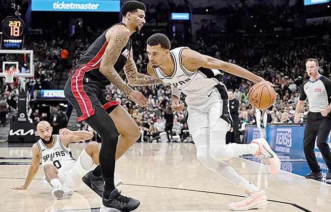 Victor Wembanyama anotó 27 puntos, capturó 18 rebotes, repartió seis asistencias y bloqueó cinco tiros, y los San Antonio Spurs mejoraron su marca