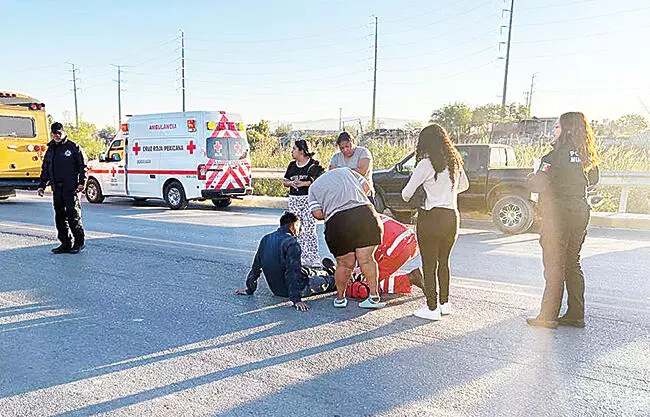 Un motociclista resultó lesionado al ser embestido por un automóvil que se dio a la fuga.