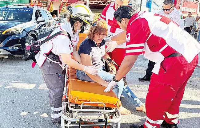 Una mujer resultó lesionada luego de ser atropellada por un automóvil la tarde de ayer, en el cruce de las calles Hidalgo y Carranza.