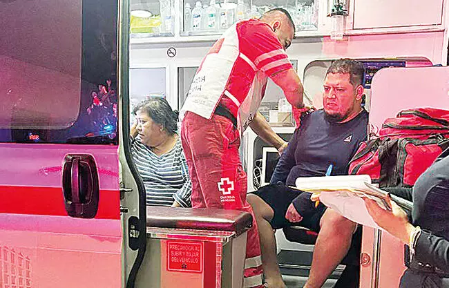 Resultan afectados tres menores de edad, cuando el conductor no respetó la señal de alto