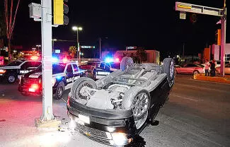 El saldo del aparatoso accidente, tres vehículos con severos daños y una camioneta volcada.