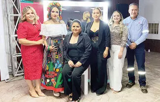 Con gran entusiasmo, la alcaldesa Adriana Valdez, encabezó la clausura del Curso Integral de Belleza.