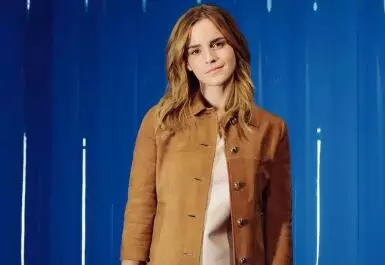 Emma Watson desató rumores de compromiso al portar un anillo en la mano izquierda.