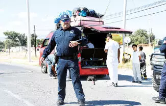 La corporación de Seguridad Pública de Nadadores, liderada por el comandante Raúl Briseño, ha estado atenta a las necesidades de los viajeros