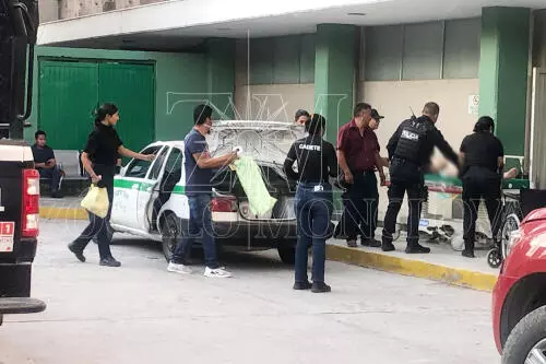 Vecinos solicitaron el apoyo de los cuerpos de emergencia, pero ante la tardanza, decidieron trasladarlo en un taxi al hospital.
