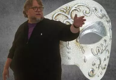 Mientras promociona Frankenstein, Guillermo del Toro reveló su interés por reinventar al clásico Fantasma de la Ópera.
