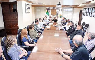 La alcaldesa Sari Pérez encabezó una reunión con líderes de comerciantes para acordar medidas de reacomodo, seguridad y mejora del espacio
