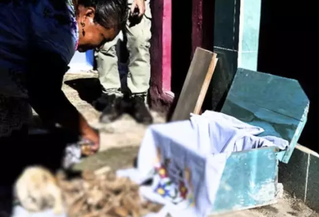 Cada año, las familias exhuman y limpian con esmero a sus seres queridos