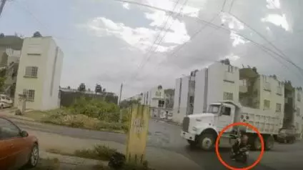 Una cámara de seguridad ubicada a escasos metros del lugar del accidente registró el instante preciso del terrible accidente y el estruendo provocado por el impacto entre ambas unidades. 