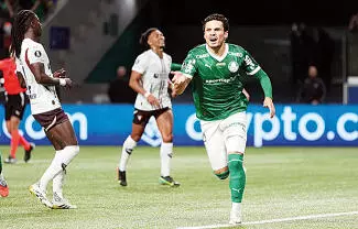 Con un gol de penal de Raphael Veiga a ocho minutos del final, Palmeiras coronó anoche una gran remontada y venció 4-0 a Liga de Quito para clasificar a la Final de la Copa Libertadores. 
