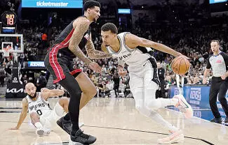 Victor Wembanyama anotó 27 puntos, capturó 18 rebotes, repartió seis asistencias y bloqueó cinco tiros, y los San Antonio Spurs mejoraron su marca a 5-0 por primera vez en la historia de la franquicia