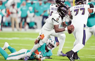 En el regreso a los controles de los Cuervos tras una lesión, el mariscal de campo luce lanzando 4 pases de anotación