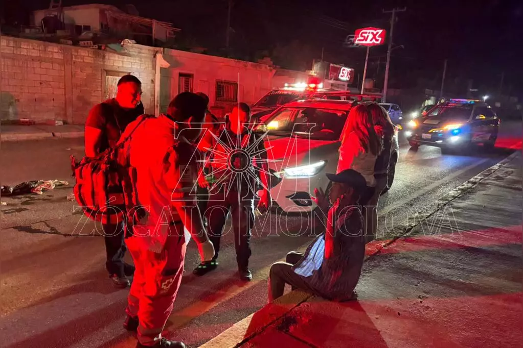 El individuo quedó tendido sobre el pavimento, inmóvil, lo que alarmó a la conductora, quien de inmediato solicitó el apoyo de los cuerpos de emergencia.