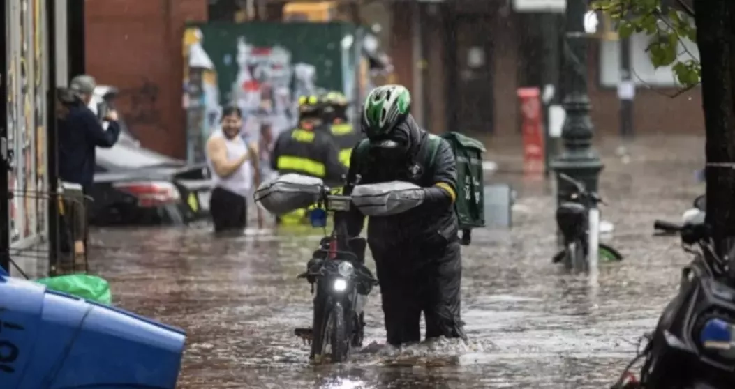 La Oficina de Manejo de Emergencias de la Ciudad de Nueva York emitió una advertencia de viento del Servicio Meteorológico Nacional para la tarde, advirtiendo sobre ráfagas de hasta 45 mph. Vientos de esa velocidad pueden causar escombros voladores y cortes de energía. 