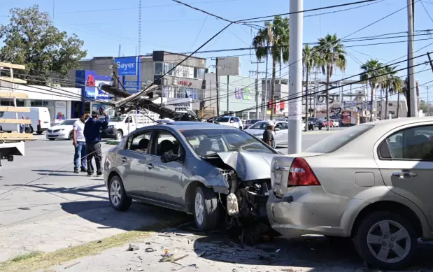 Dos vehículos colisionaron y posteriormente embistieron un poste de madera del servicio telefónico, provocando la caída de cables en la zona.