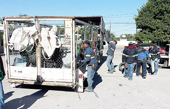 La alcaldesa Sari Pérez Cantú encabezó una nueva brigada de descacharrización en la colonia Bellavista
