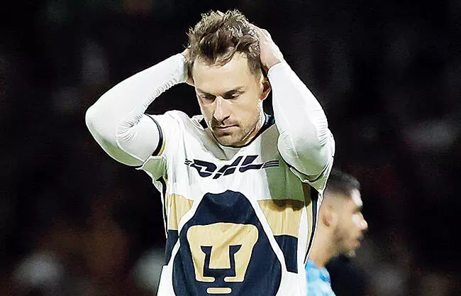 La breve aventura del galés Aaron Ramsey por el futbol mexicano habría llegado a su fin. 