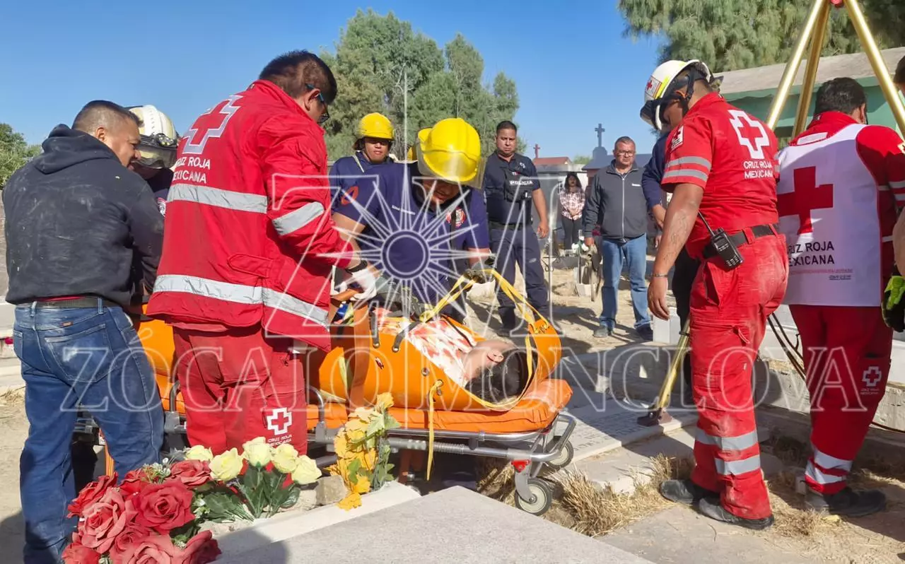 La dama de 54 años, pisó una losa que cedió bajo su peso.