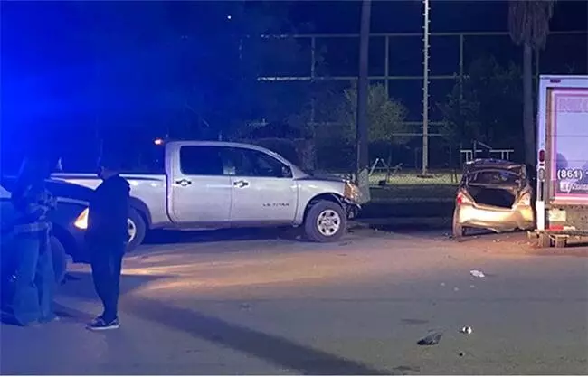 Por celos sindica del PT impacta con su camioneta el auto de su esposo en Nueva Rosita