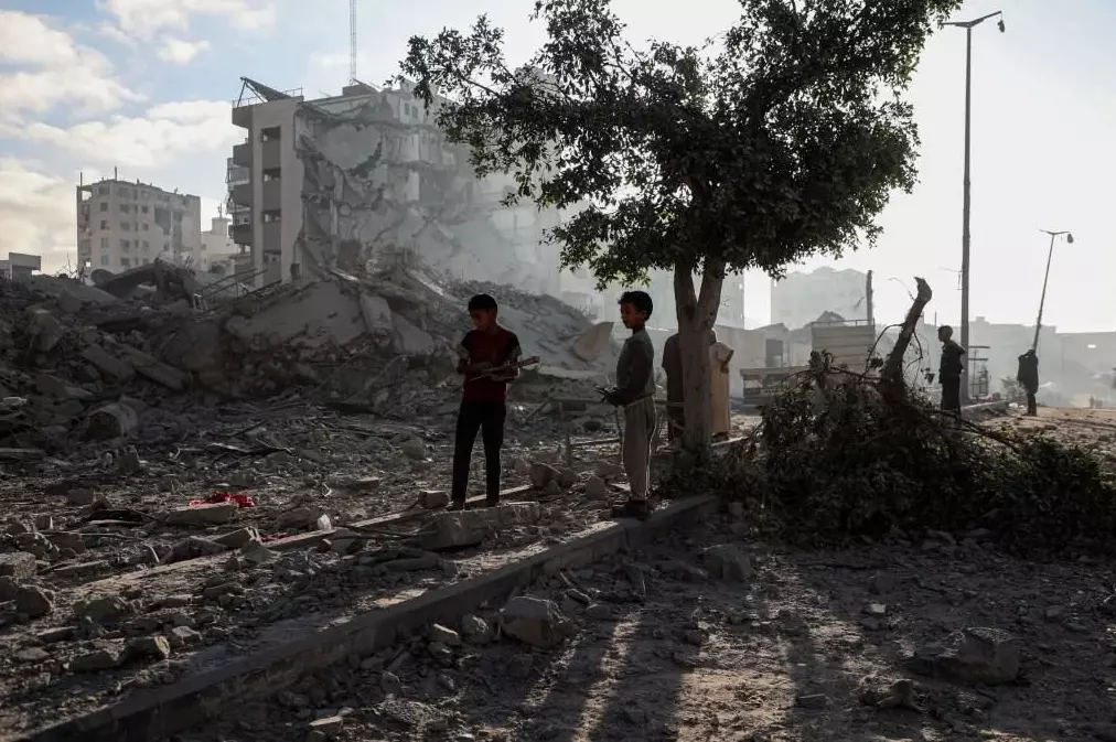 El Ejército israelí bombardeó la Franja de Gaza tras informar que los 3 cuerpos recibidos el viernes no corresponden a los de ningún rehén