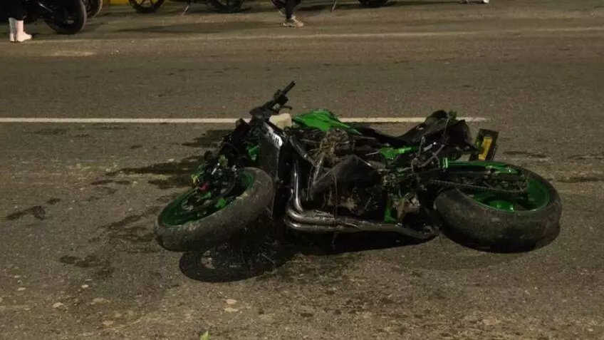 El joven transitaba en medio de ambos carriles