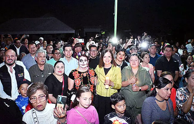 Se reúnen cientos en Alumbrada del Panteón Dolores