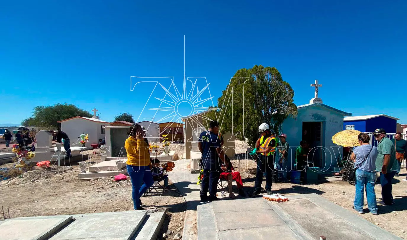 Al lugar acudieron elementos de Protección Civil y Bomberos, quienes solicitaron la presencia de los paramédicos de Cruz Roja, que arribaron en minu