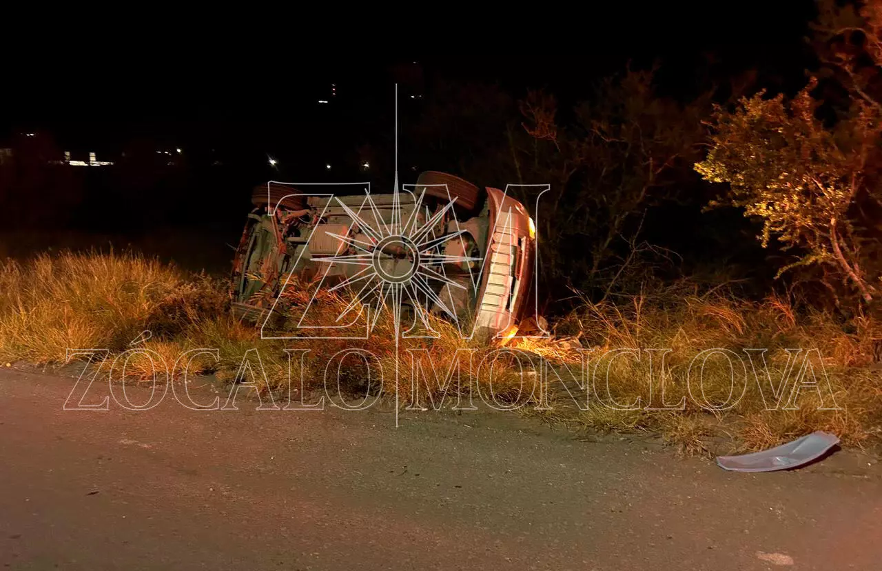 De acuerdo con el reporte, una camioneta Ford Escape color gris terminó fuera de la carpeta asfáltica tras sufrir una falla mecánica que provocó q