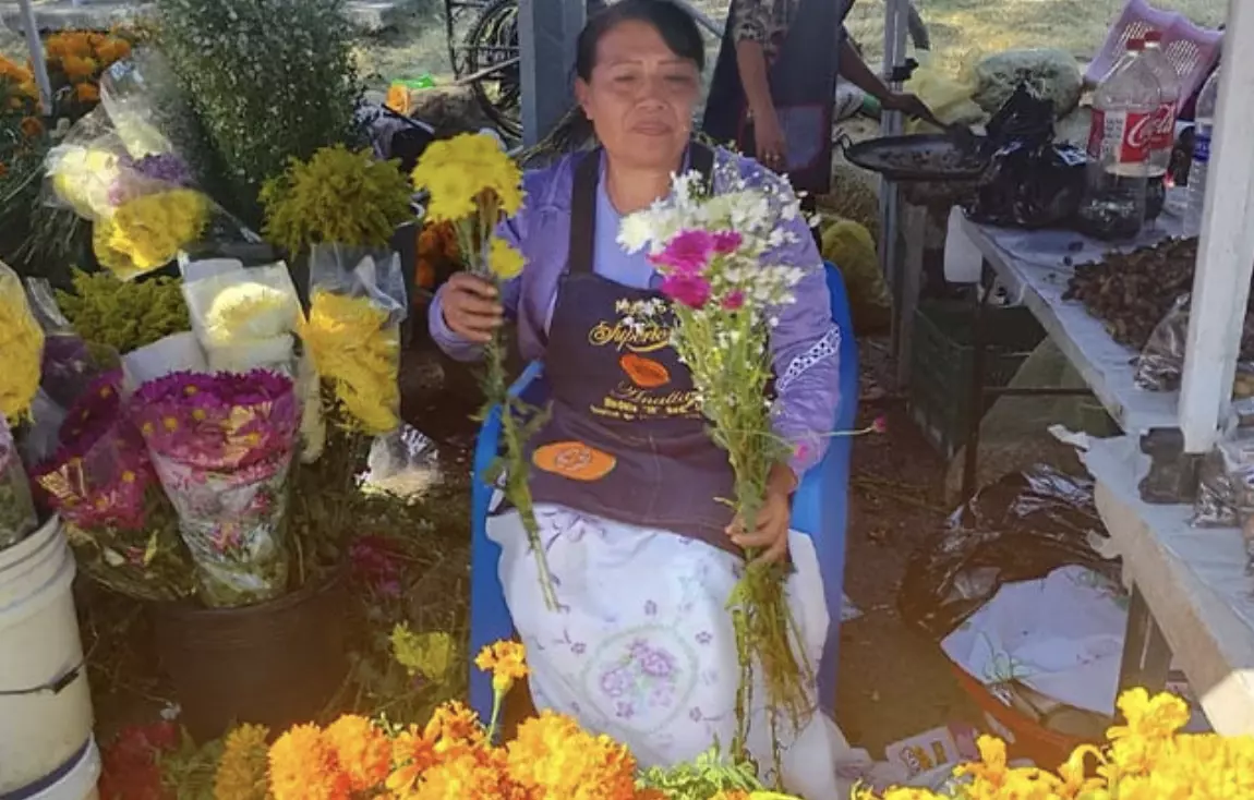 Consiste en rentar una escalera portátil para que los visitantes puedan alcanzar y decorar las gavetas más altas, ubicadas hasta tres o cuatro metro