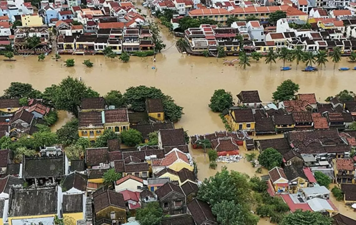 Entre las localidades más afectadas figuran las turísticas Hoi An y Hue, ambas declaradas Patrimonio de la Humanidad por la UNESCO, así como Da N