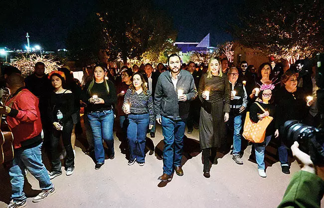 El alcalde Carlos Villarreal encabezó el evento que reunió a familias monclovenses en el Panteón Municipal Guadalupe