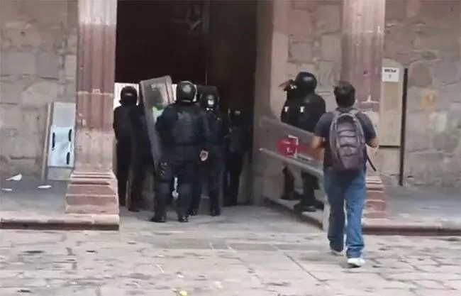 La autoridad de Michoacán indicó el inicio de una carpeta de investigación por los daños ocasionados en la sede del Ejecutivo de la entidad