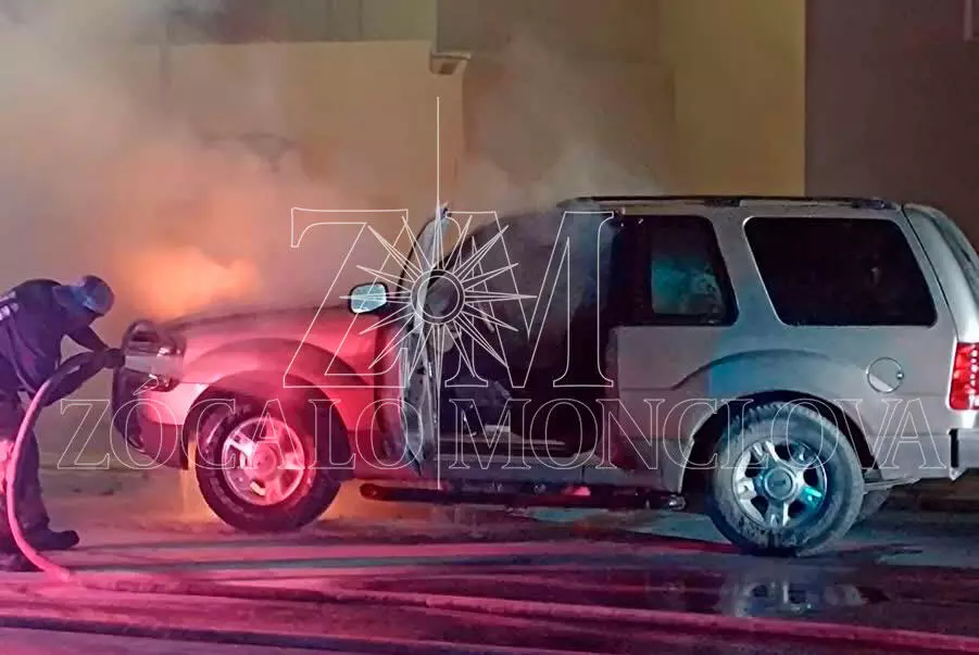 De acuerdo con los primeros reportes, las llamas comenzaron a propagarse rápidamente en el vehículo, por lo que vecinos del sector alertaron a las a