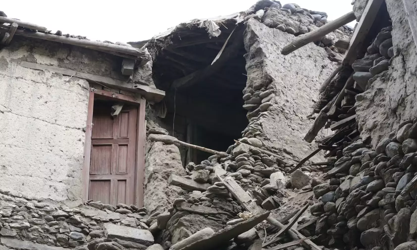 Despejan y reabren la carretera principal entre Mazar-i-Sharif y Kholm, bloqueada por deslizamientos de tierra 