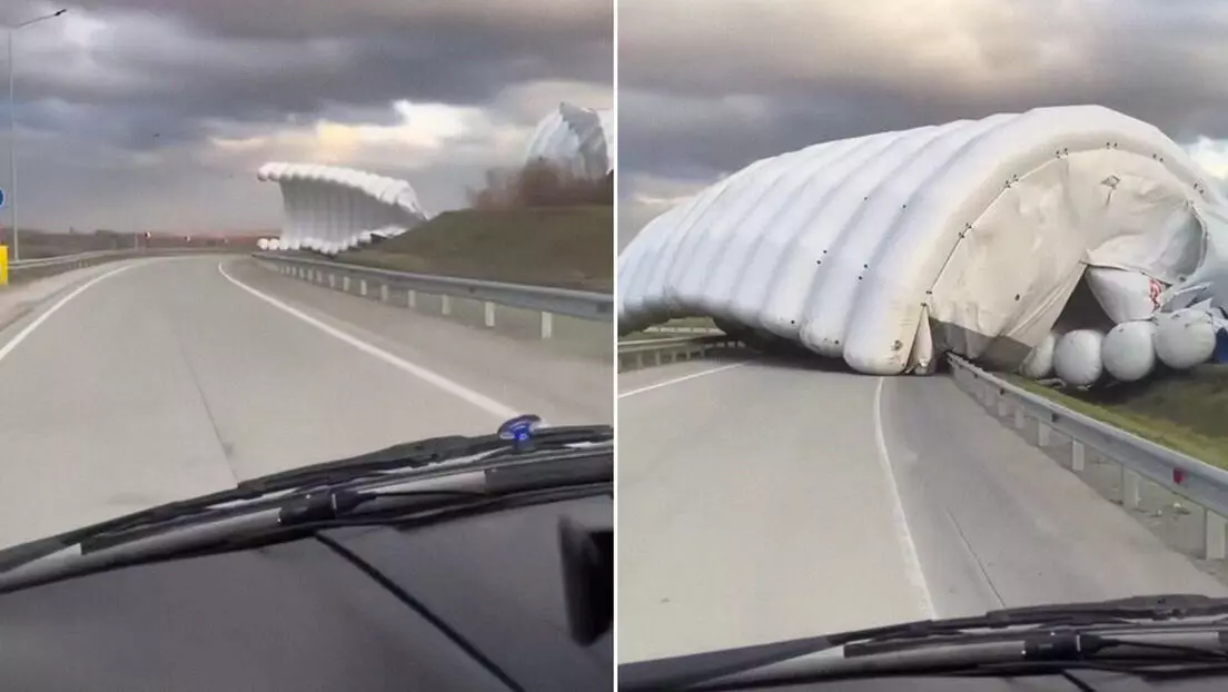 Escena surrealista con una gigante carpa inflable en una carretera rusa