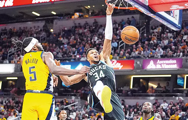 Giannis Antetokounmpo anotó un triple sobre la bocina desde 5 metros para darle a los Milwaukee Bucks una victoria por 117-115 sobre los Indiana Pace