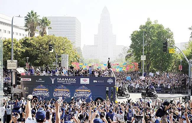 Shohei Ohtani y el resto de los Dodgers celebraron ayer su segundo título en fila de Serie Mundial con un desfile en el centro de la ciudad tras conv