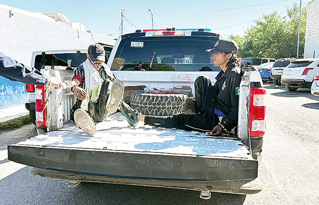 Vecinos de la colonia 21 de Marzo la mañana de ayer, al descubrir a un menor de edad drogado que portaba una sudadera oficial de la Policía Estatal.