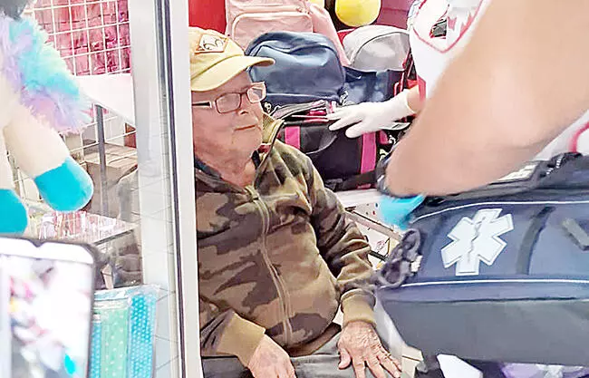 Un hombre de la tercera edad resultó lesionado la tarde del lunes, luego de ser atropellado por una camioneta en la Zona Centro de esta ciudad.