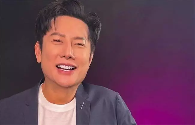 Los medios asiáticos y especializados en certámenes lo describen como un directivo explosivo, egocéntrico y poco empático