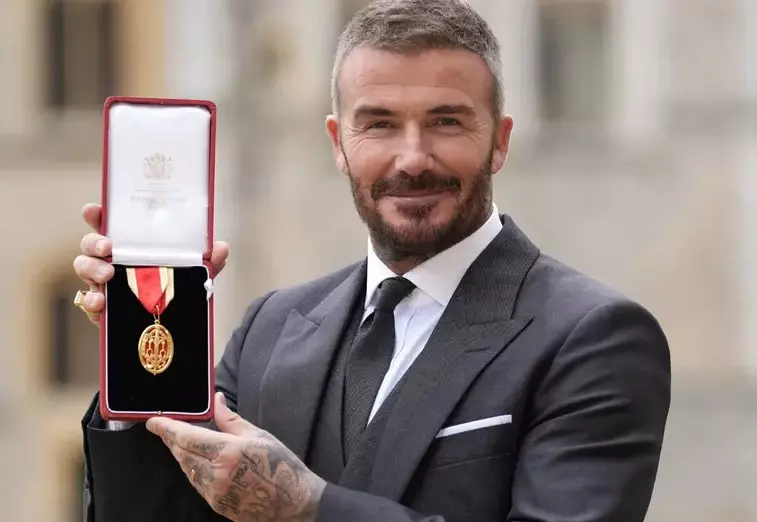 El exfutbolista, ícono británico y embajador de UNICEF, recibió el título de Sir.