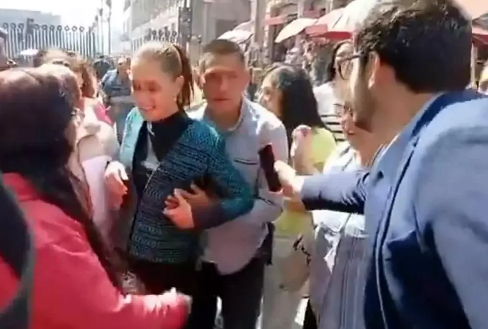 La Presidenta Sheinbaum sufrió el acoso de un hombre cuando caminaba por las calles del Centro en su trayecto de la SEP a Palacio Nacional