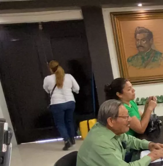 Generó controversia al anunciar que se retiraba de la junta de Cabildo para ir a atender su negocio particular, en pleno horario laboral